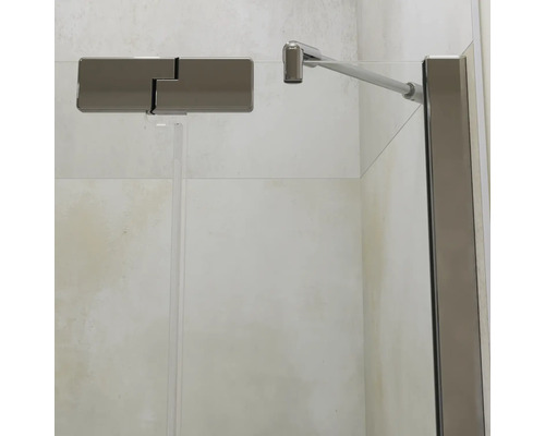 Paroi de douche en verre avec stabilisateur chromé et charnière pour une cabine de douche moderne.