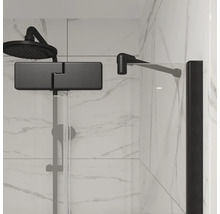 Système de douche avec pomme de douche et paroi de douche devant un mur blanc avec carrelage imitation marbre dans la salle de bain