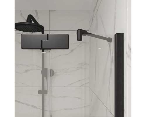 Système de douche avec pomme de douche et paroi de douche devant un mur blanc avec carrelage imitation marbre dans la salle de bain