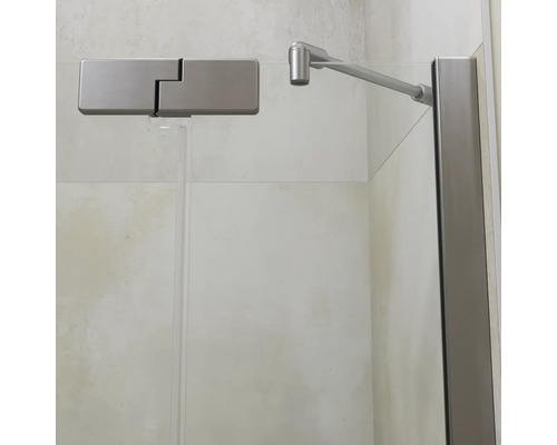 Vue détaillée d une charnière de paroi de douche avec barre de stabilisation sur une paroi de douche en verre.