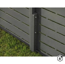 Metall Zaunelement mit Pfosten und horizontalen Lamellen für Sichtschutz im Garten (Image AI modified or generated)