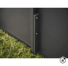 Pfostenanschluss für Sichtschutzzaun aus Metall mit Schraubbefestigung zur Montage von Zaunelementen im Garten. (Image AI modified or generated)