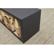 Étagère à bois de chauffage rectangulaire en métal pour un stockage ordonné du bois.
