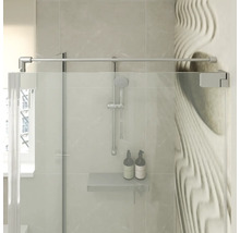 Duschabtrennung mit Glaswand und Stabilisierungsstange in einem modernen Badezimmer mit Handbrause und Ablage