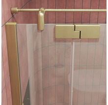 Duschwand mit Scharnier und Stabilisierungsstange in metallischer Optik vor gefliestem Hintergrund.