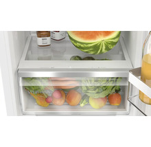 Tiroir à légumes VitaFresh XXL dans un réfrigérateur rempli de fruits et légumes frais pour un stockage optimal des aliments.