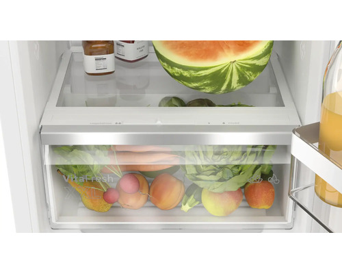Tiroir à légumes VitaFresh XXL dans un réfrigérateur rempli de fruits et légumes frais pour un stockage optimal des aliments.