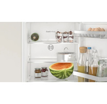 Vue interieure d'un refrigerateur Bosch avec aliments, systeme CoolAirflow et etageres en verre.