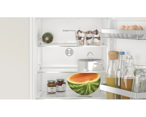 Vue interieure d'un refrigerateur Bosch avec aliments, systeme CoolAirflow et etageres en verre.