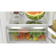 Vue intérieure d un réfrigérateur avec bac à légumes MultiBox XXL, rempli de fruits et légumes frais sur différents niveaux.