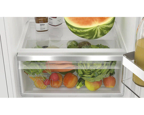 Vue intérieure d un réfrigérateur avec bac à légumes MultiBox XXL, rempli de fruits et légumes frais sur différents niveaux.