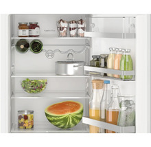 Réfrigérateur Bosch ouvert avec étagères, porte-bouteilles, balconnets de porte remplis et système CoolAirflow intégré.