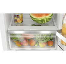 Vue interieure d un refrigerateur avec tiroir a legumes VitaFresh XXL rempli et clayette en verre avec des aliments.