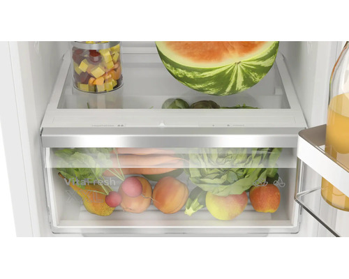 Vue interieure d un refrigerateur avec tiroir a legumes VitaFresh XXL rempli et clayette en verre avec des aliments.