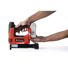 Agrafeuse sans fil Einhell avec logo Einhell, tenue par une main, pour utilisation avec les batteries Einhell Power X Change.