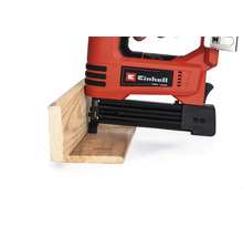 Cloueuse sans fil Einhell lors de l'utilisation sur une pièce en bois