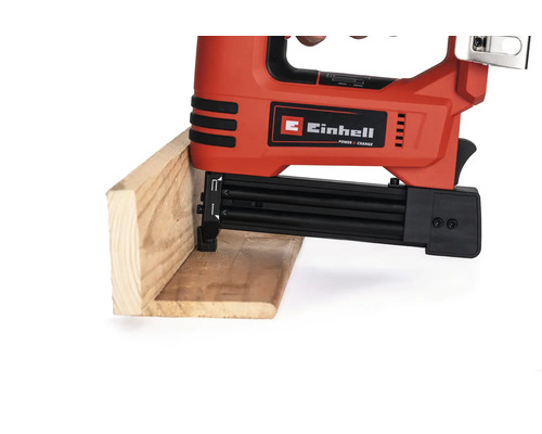 Cloueuse sans fil Einhell lors de l'utilisation sur une pièce en bois