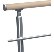 Ein Treppengeländer Pfosten mit Holzhandlauf und einer Querstange aus Metall