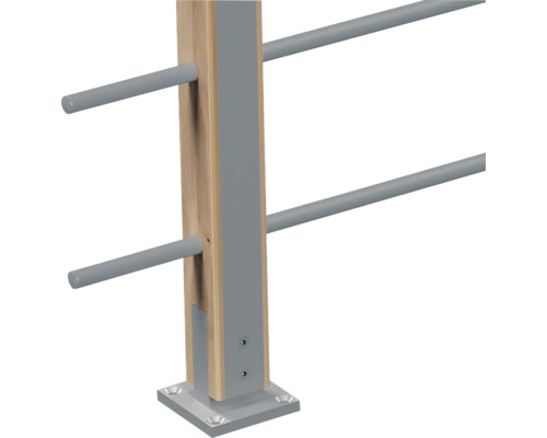 Treppengeländer Pfosten aus Holz mit Metallhalterung und Geländerstäben zur Bodenmontage