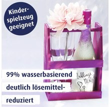 Ein pinkfarbener Holzkasten mit einer Flasche und Gläsern, geeignet für Kinderspielzeug und wasserbasiert sowie lösemittelreduziert.