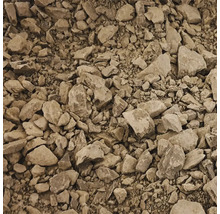 Tas de pierres de gravier grossières et anguleuses comme matériau en vrac pour le jardin et les projets de construction.