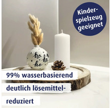 Weihnachtsdekoration mit bemalter Kugel, Kerze und Tannenzapfen auf Holzscheibe mit Informationen zur Eignung für Kinderspielzeug und Wasserbasis.