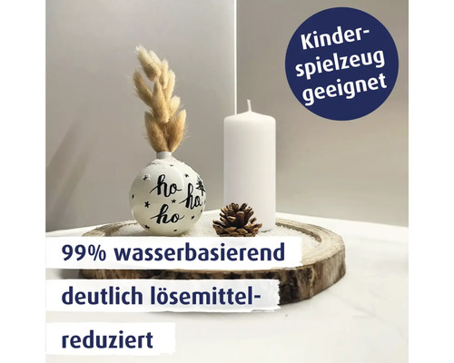 Weihnachtsdekoration mit bemalter Kugel, Kerze und Tannenzapfen auf Holzscheibe mit Informationen zur Eignung für Kinderspielzeug und Wasserbasis.