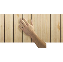 Une main touche une surface faite de panneaux de bois disposés verticalement avec un grain de bois visible.