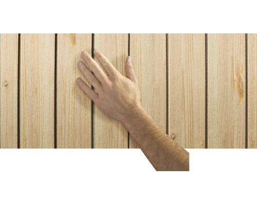 Une main touche une surface faite de panneaux de bois disposés verticalement avec un grain de bois visible.