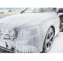 Voiture recouverte de mousse blanche lors du lavage