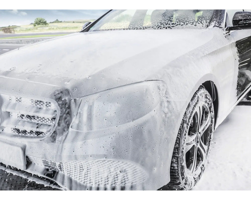 Voiture recouverte de mousse blanche lors du lavage