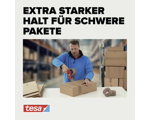 Ein Mann nutzt einen Paketbandabroller um einen Karton mit Klebeband zu verschließen mit Tesa Logo.