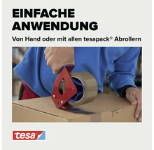 Person verwendet einen tesa Packbandabroller zum Verschließen eines Kartons, Tesa Logo.