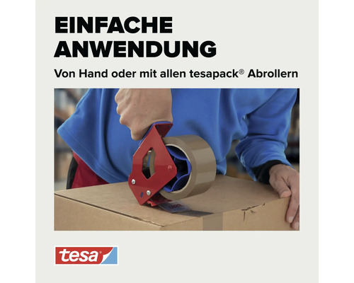 Person verwendet einen tesa Packbandabroller zum Verschließen eines Kartons, Tesa Logo.