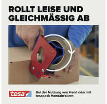 Tesa Klebebandabroller beim Versiegeln eines Kartons mit dem Text Rollt leise und gleichmäßig ab und Tesa Logo.
