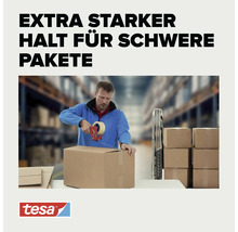 Ein Mann in einem Lager verklebt einen Karton mit einem Paketbandabroller, Tesa Logo.