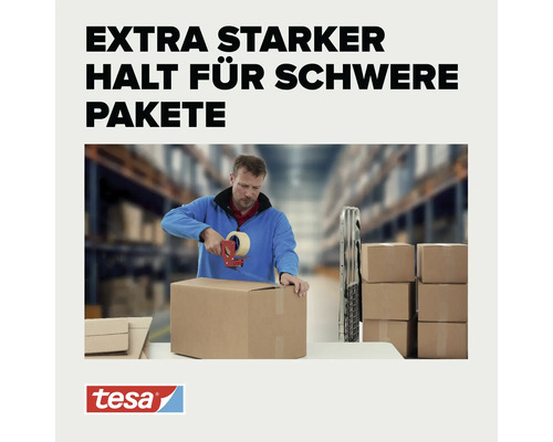 Ein Mann in einem Lager verklebt einen Karton mit einem Paketbandabroller, Tesa Logo.