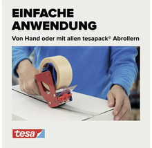 Eine Person benutzt einen tesa Pack Abroller, um ein Paket mit Klebeband zu verschließen.