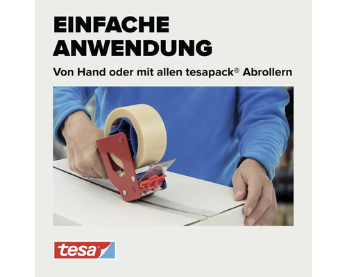 Eine Person benutzt einen tesa Pack Abroller, um ein Paket mit Klebeband zu verschließen.