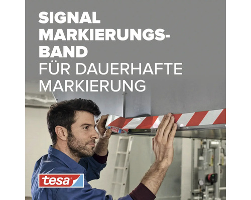 Ein Mann klebt ein gestreiftes Tesa Signal Markierungsband an eine Kante. Tesa Logo.