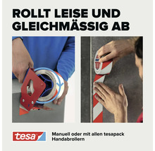 Tesa Paketband in Anwendung mit Handabroller und manueller Verarbeitung