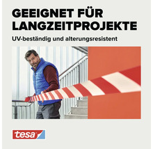 Tesa Absperrband geeignet für Langzeitprojekte UV beständig und alterungsresistent als Markierung auf einer Treppe durch einen Handwerker angebracht.