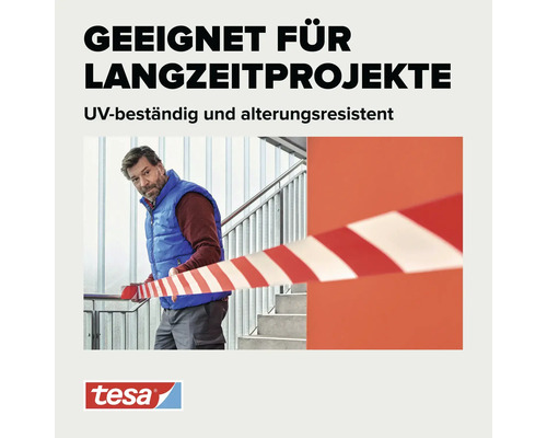 Tesa Absperrband geeignet für Langzeitprojekte UV beständig und alterungsresistent als Markierung auf einer Treppe durch einen Handwerker angebracht.
