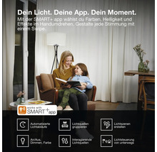 Mère et enfant lisant dans un salon avec éclairage intelligent contrôlable via l application SMART Plus pour effets et ambiances lumineuses.