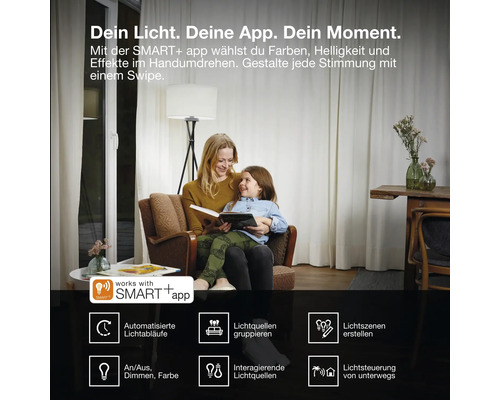 Mère et enfant lisant dans un salon avec éclairage intelligent contrôlable via l application SMART Plus pour effets et ambiances lumineuses.
