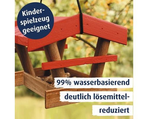 Holzlasur geeignet für Kinderspielzeug, 99 Prozent wasserbasiert und deutlich lösemittelreduziert, aufgetragen auf einem hölzernen Vogelhaus.