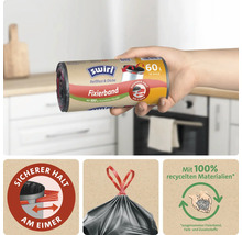 Une main tient un rouleau de sacs poubelle Swirl avec lien de serrage pour poubelles de 60 litres, fabriqués à partir de matériaux recyclés.