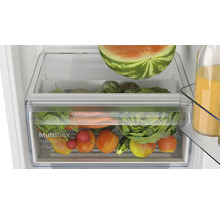 Tiroir réfrigérateur MultiBox XXL pour fruits et légumes rempli d aliments.
