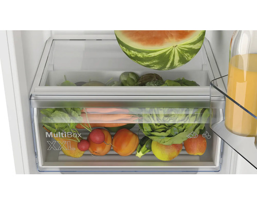 Tiroir réfrigérateur MultiBox XXL pour fruits et légumes rempli d aliments.