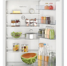Réfrigérateur Bosch ouvert avec technologie CoolAirflow, rempli de produits alimentaires sur des clayettes en verre et dans des balconnets.